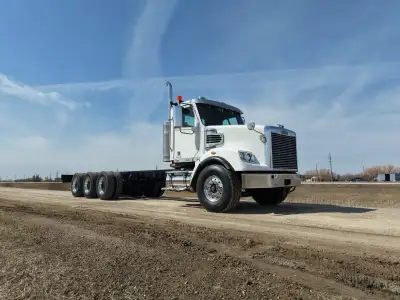 450 hp Detroit DD13, Allison 4500 RDS, 4.30 gear ratio, diff lock, engine brake, A/C, 20,000 front,...