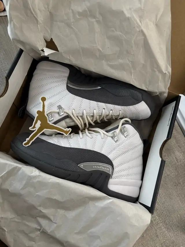 Jordan 12 Retro White dark Grey (GS) size 7 in Men's Shoes in Kitchener / Waterloo - Image 2