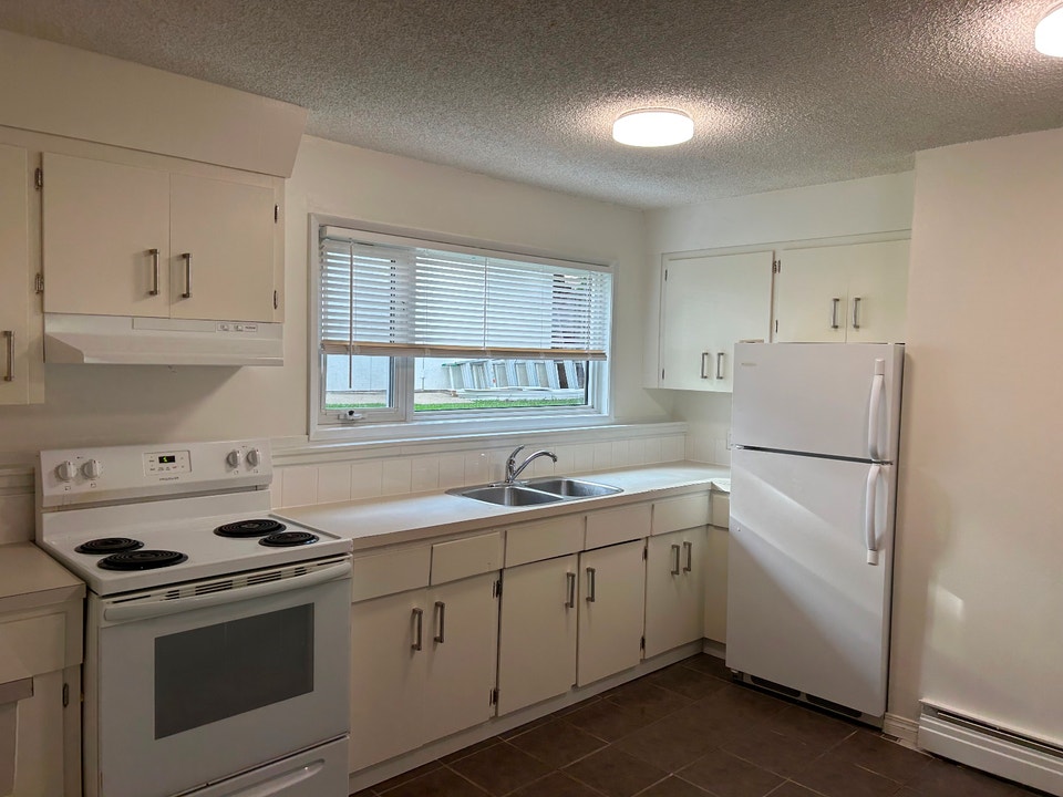 Large bright 2 bedroom in 4plex 4