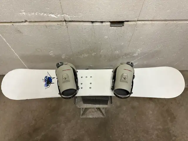 Ride kids snowboard 125 cm with Ride jr bindings  in Snowboard in Markham / York Region - Image 6