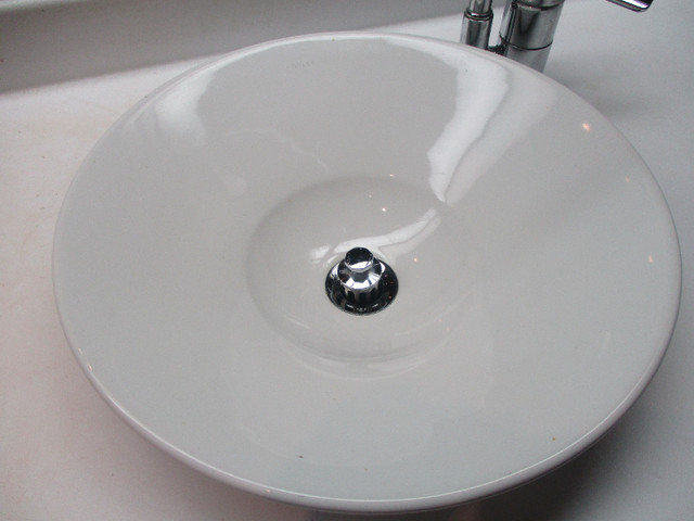 VASQUE LAVABO KOHLER , MITIGEUR CHROME GROHE dans Articles pour la salle de bains  à Ville de Montréal - Image 2