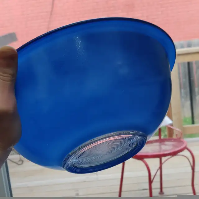 Vintage Pyrex Corning Ware #325 2.5L Mixing Bowl Primary Blue in Kitchen & Dining Wares in Hamilton - Image 4