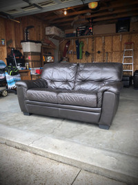 Immaculate Dark-Brown Leather Loveseat (Delivery Available) 