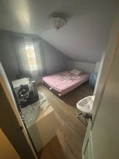 Decent sized bedroom for rent. It’s in a 4 bedroom 2 bathroom house. Only 2 males living in the hous...