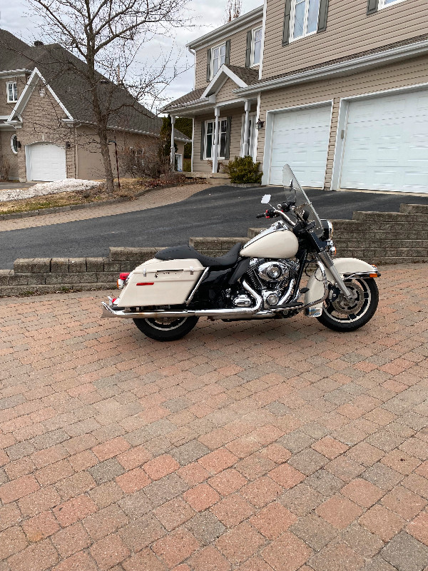 HARLEY DAVIDSON ROADKING POLICEPACK 2011 AVEC SEULEMENT 49000 km dans Routières  à Ville de Québec