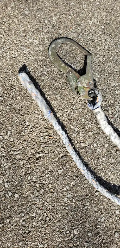 Nylon rope, 25' with large snap hook, 5/8" thick. in Ladders & Scaffolding in Oakville / Halton Region - Image 3