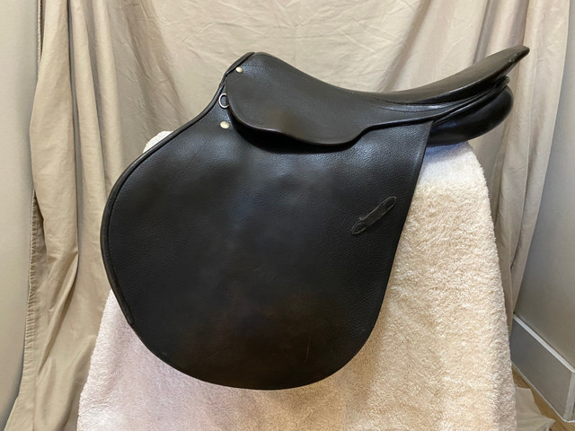 17” Don Rodrigo English saddle for sale in Equestrian & Livestock Accessories in Penticton