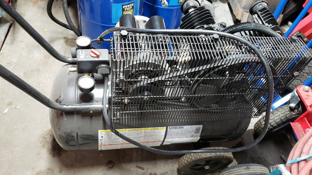 20 gallon portable air compressor in Power Tools in Hamilton - Image 4