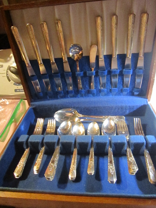 L A ROSE silverware set, Service for 8 in Arts & Collectibles in Portage la Prairie - Image 2