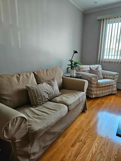 Divan deux places (6 pieds de large) et fauteuil ( 3 pi 5 po de largeur) de chez IKEA de couleur bei...