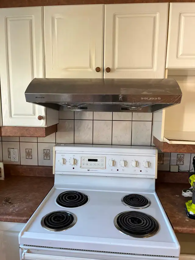 6 1/2 near metro Monk available September 1 st