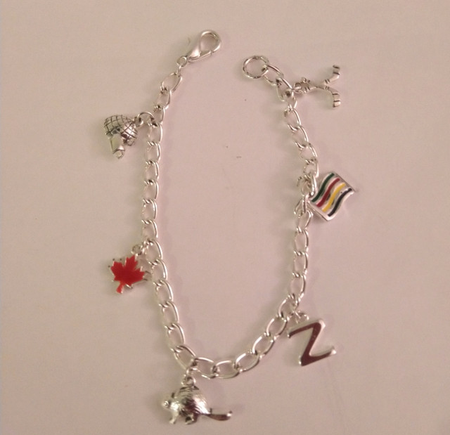 Vintage Charm bracelet Hudson BAY, Canadiana charms in Jewellery & Watches in Oakville / Halton Region - Image 4