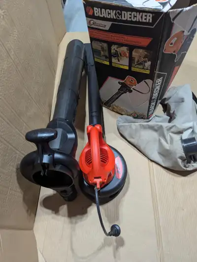 Aspirateur avec sac et soufleur à feuilles ( BLACK DECKER ) . Prêt à vous rendre service. Payer en a...