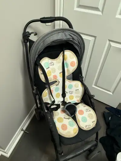 This is a used stroller, perfect for getting around with a little one. The stroller is in good condi...
