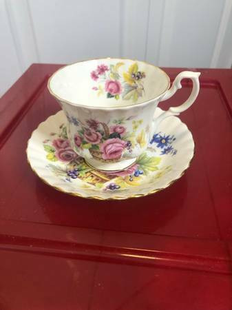 Vintage Royal Albert Tea Cup and Saucer Set Bone China England in Arts & Collectibles in Burnaby/New Westminster - Image 2