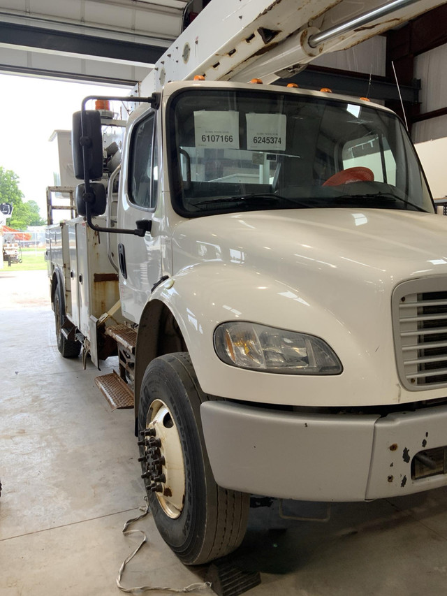 2017 Freightliner/  Altec AM55 Bucket Truck, in Other in Petawawa - Image 2