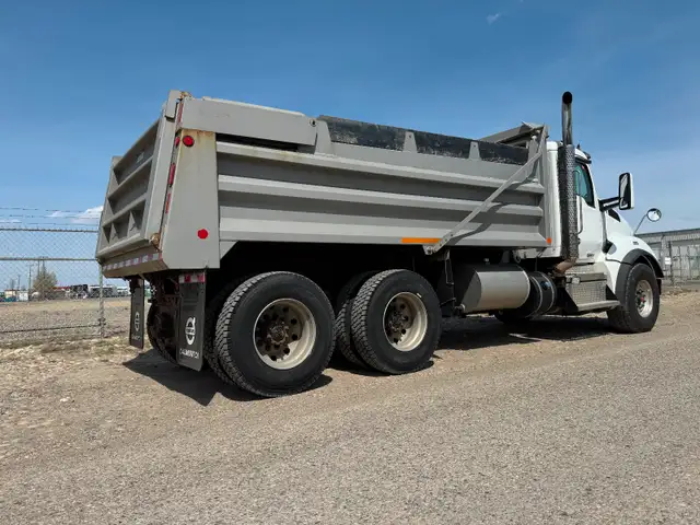 2020 Kenworth T880 Gravel/Dump Truck in Heavy Trucks in Terrace - Image 7