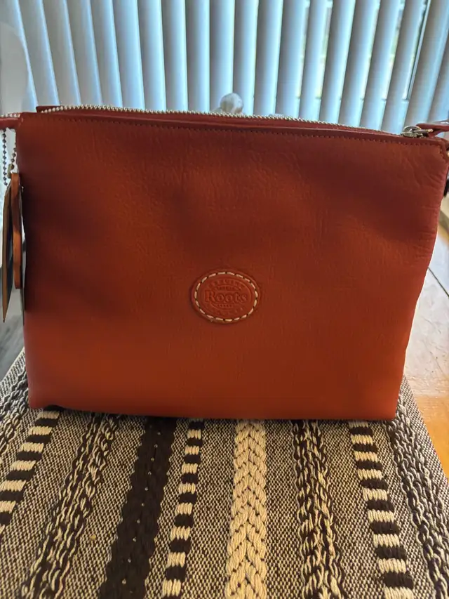 Must Go!- Roots Villager bag in Women's - Bags & Wallets in Markham / York Region - Image 3