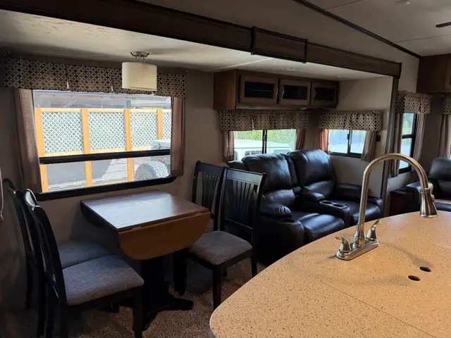 2018 36ft Fifth Wheel for sale in Travel Trailers & Campers in Quesnel - Image 9