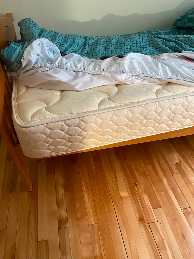 Lit simple et matelas in Beds & Mattresses in City of Montréal - Image 4