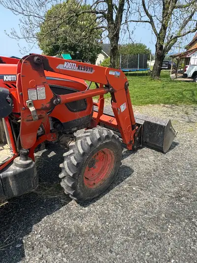New condition 45 hp tractor shuffle shift not hydrostatic. There is only 1050 hours on this tractor...