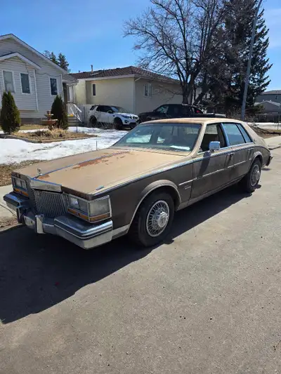 1980 Cadillac Seville Ellangte 6.0L v8 Fuel Injected 180k km Does run drive really smooth. Needs som...