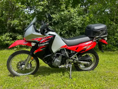 Low Kms KLR650 ready for adventure SW Motech side guards, like new expandable Kawasaki top case, new...