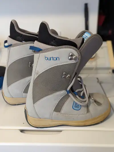 Bottes de snowboard Burton Taille 7 ou 38 europeen. Bon état Raison de la vente : je ne fais plus de...