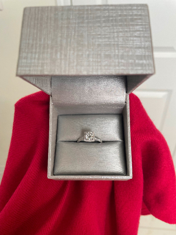 Diamond engagement ring in Jewellery & Watches in Oakville / Halton Region - Image 3