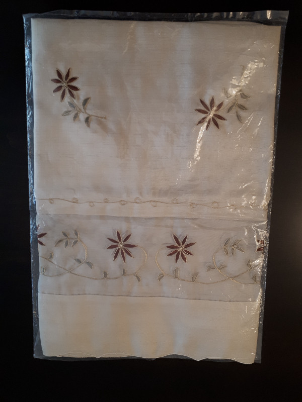 Brand new table cloth in Dining Tables & Sets in Markham / York Region - Image 2