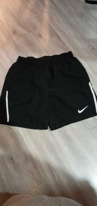 Short Nike noir pour femme,  grandeur small