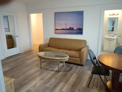 Private room in furnished apartment - Yonge/St Clair