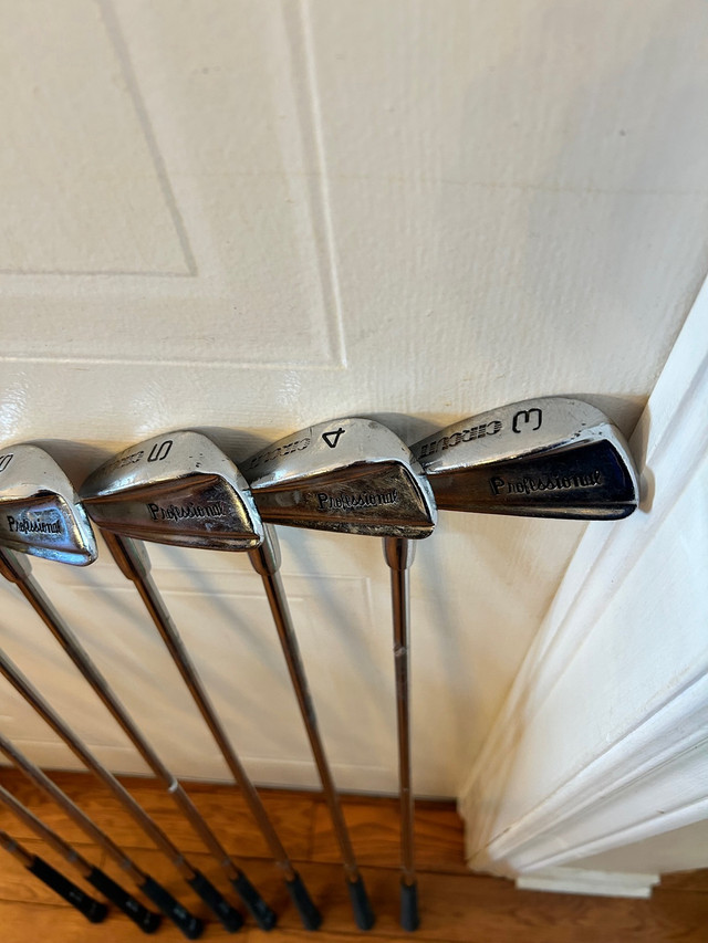 Lot de 8 bâtons de golf gaucher Circuit professional lefty irons dans Golf  à Ville de Montréal - Image 2