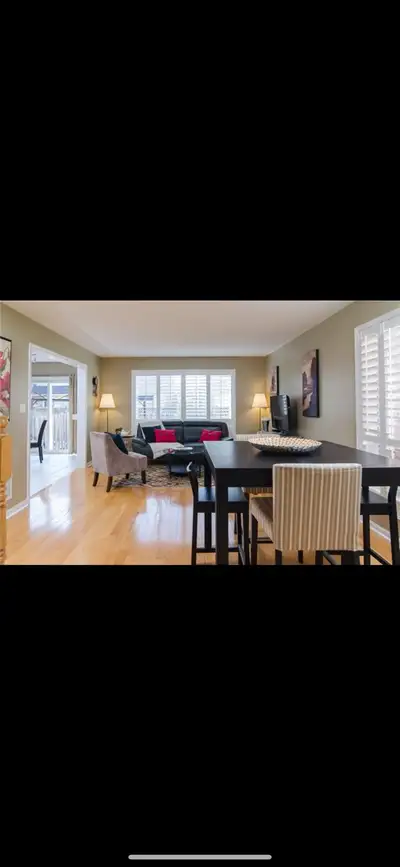 Locate at (Derry Rd & Thompson Rd) ,2 min to plaza ;Rooms (2- storey)for rent in Milton,ON Monthly r...