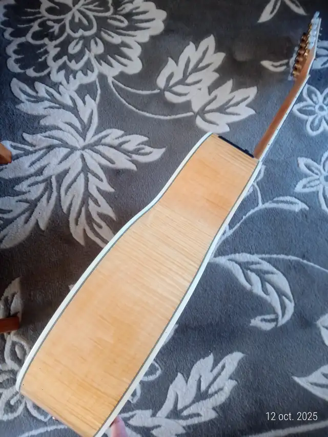 Beautiful Takamine Jumbo GJ72CE-NAT 12 guitar in great condition in Guitars in Drummondville - Image 6