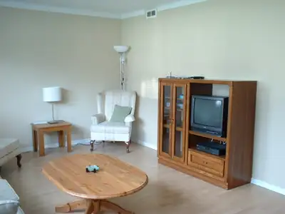 FREE Large Bright Reno’d Apt for ~24hr/wk Job Onsite Swap: VIDEO