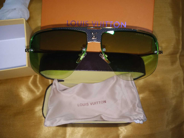 Brand new Louis Vuitton sunglasses  with box  dans Art et objets de collection  à Ville de Montréal - Image 3