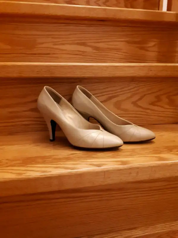 Classic high heel pump (size 7.5) in Women's - Shoes in Edmonton - Image 9