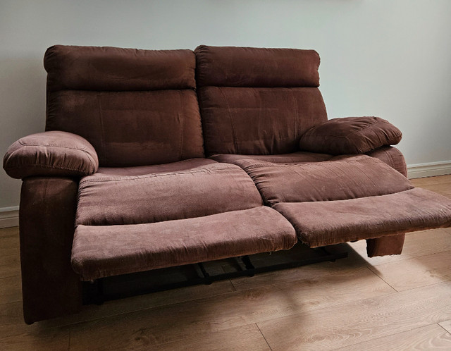 Causeuse inclinable $75. Reclining loveseat $75. dans Chaises, Fauteuils inclinables  à Laval/Rive Nord