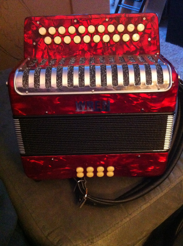 Wren 21 button B/C  button accordion. in Pianos & Keyboards in Red Deer