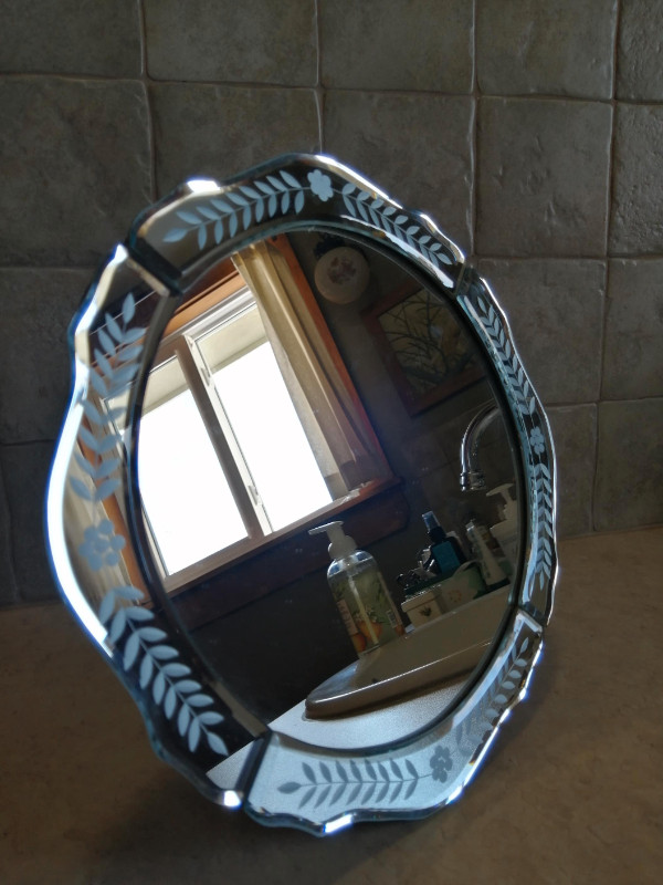 ETRO STYLE BEVELED ETCHED GLASS MIRROR 10" DIAMETER in Home Décor & Accents in Bedford - Image 4