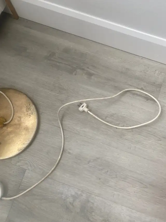 Mid century stand up brass lamp .works perfect ,5 feet7 in tall in Indoor Lighting & Fans in City of Toronto - Image 6