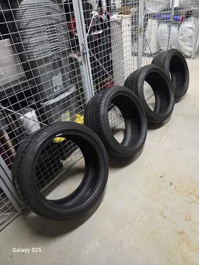Bonjour ! Pneus d'origine +/- 15,000 km d'usure en parfaite condition entreposés au chaud à l'abris....