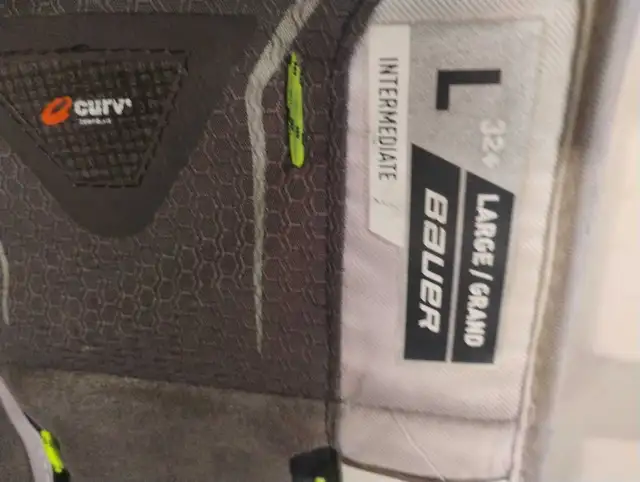 Bauer 3x vapor 32inch intermediate goalie pads in Hockey in Calgary - Image 5