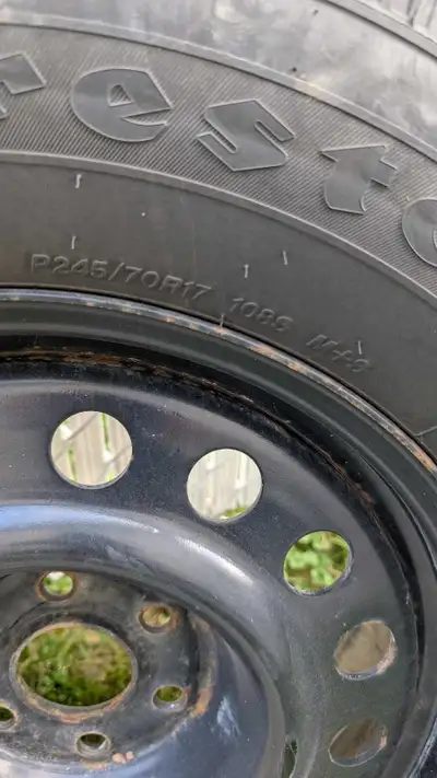 Je vends un ensemble de pneus d'hiver Firestone Winterforce 2, de taille P245/70R17 108S M+S, montés...