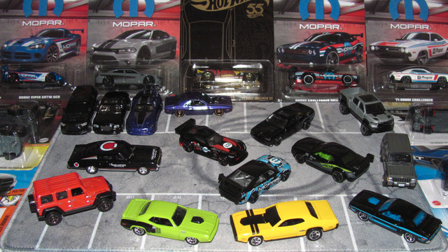 HOT WHEELS DODGE 2015 CHALLENGER SRT 55th Anniversary Black Gold in Toys & Games in Sarnia - Image 3