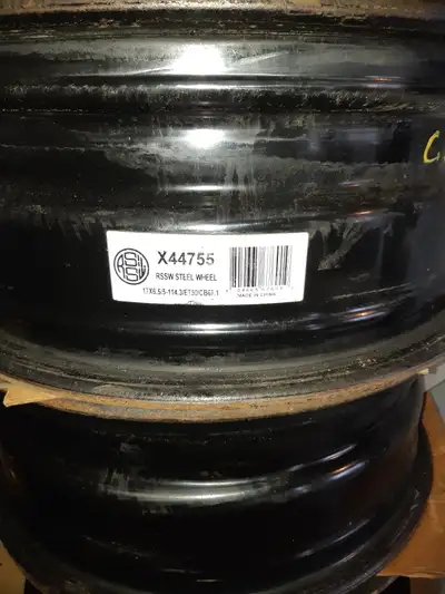 4 ROUES D'ACIER 17 POUCES, 5 TROUS ÉTAIT SUR UN KIA SORENTO LX 2015 ET FAIT SUR PLUSIEURS AUTRES MOD...