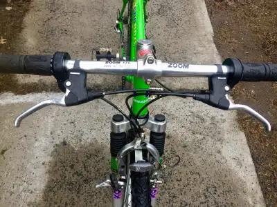 Beau Vélo de montagne Kawasaki , presque neuf+accessoires, View more