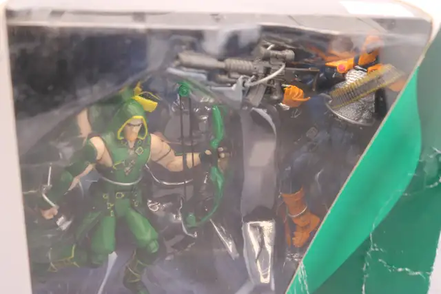 Green Arrow Vs Deathstroke Action Figure 2-Pack -(#42110-1) in Arts & Collectibles in City of Halifax - Image 7