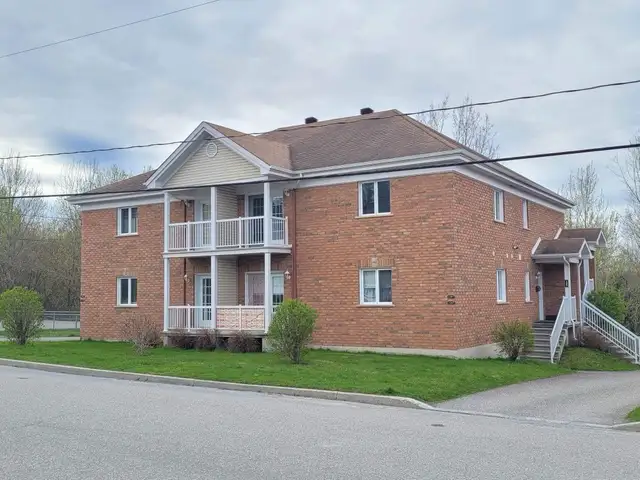 Large 5 1/2 condo boisé cession du bail disponible le 1er mars!